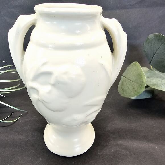 Shawnee Art Pottery? Vintage Bud Vase Ceramic EMBOSSED Berries Cream Handles MCM - Picture 6 of 6